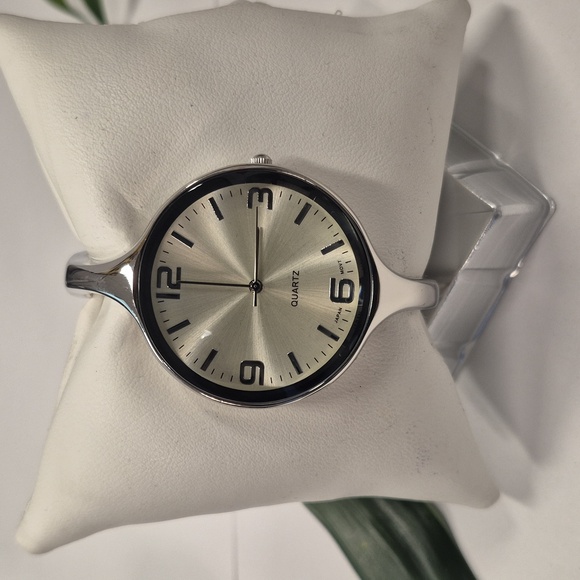 Silver Women's Quartz Watch - Picture 6 of 6